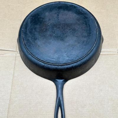 LARGE Antique Unmarked #12 Cast Iron Skillet