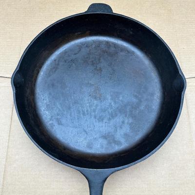 LARGE Antique Unmarked #12 Cast Iron Skillet