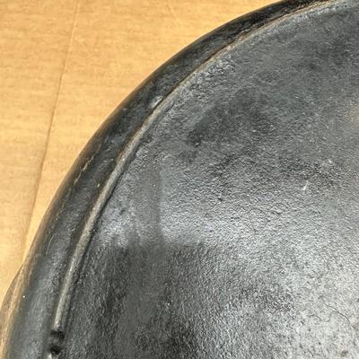 LARGE Antique Unmarked #12 Cast Iron Skillet
