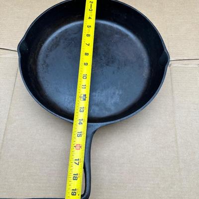 LARGE Antique Unmarked #12 Cast Iron Skillet