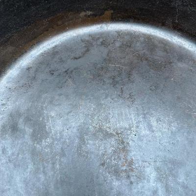 LARGE Antique Unmarked #12 Cast Iron Skillet