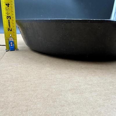 LARGE Antique Unmarked #12 Cast Iron Skillet