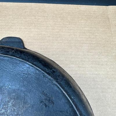 LARGE Antique Unmarked #12 Cast Iron Skillet
