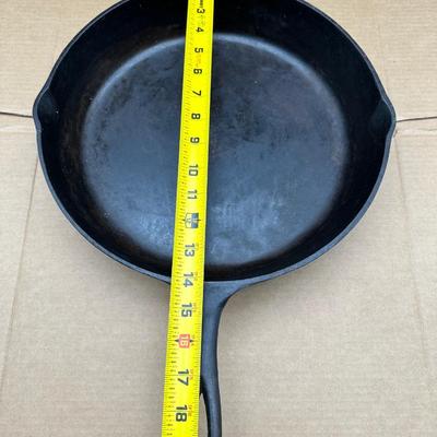 LARGE Antique Unmarked #12 Cast Iron Skillet