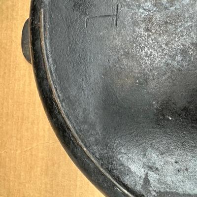 LARGE Antique Unmarked #12 Cast Iron Skillet