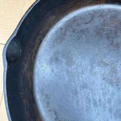 LARGE Antique Unmarked #12 Cast Iron Skillet