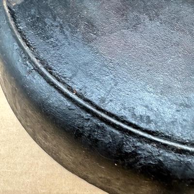 LARGE Antique Unmarked #12 Cast Iron Skillet