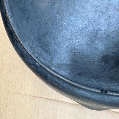 LARGE Antique Unmarked #12 Cast Iron Skillet