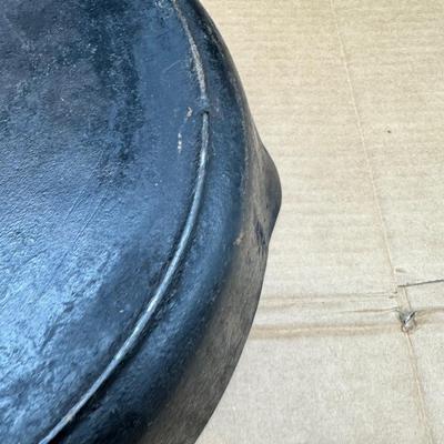 LARGE Antique Unmarked #12 Cast Iron Skillet