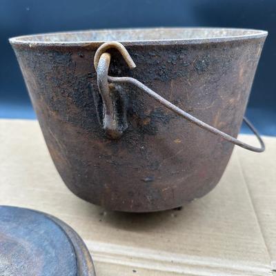 Antique P&S MF Co Cast Iron Footed Bean Pot w/ Lid & Bail Handle