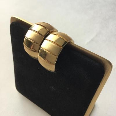 Vintage hoop ribbed earrings gold tone