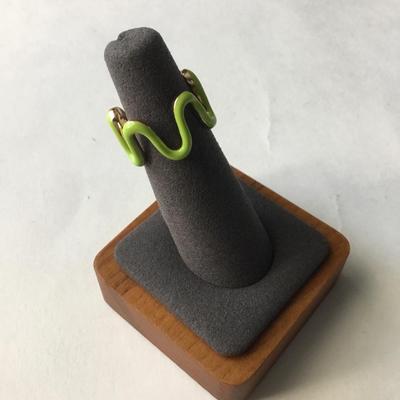 Green enamel fashion wave ring