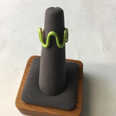Green enamel fashion wave ring