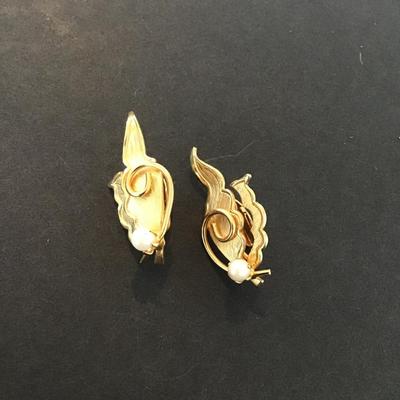 Sale Photo Thumbnail #42: Vintage gold tone clip on earrings with faux pearls please see attached pictures