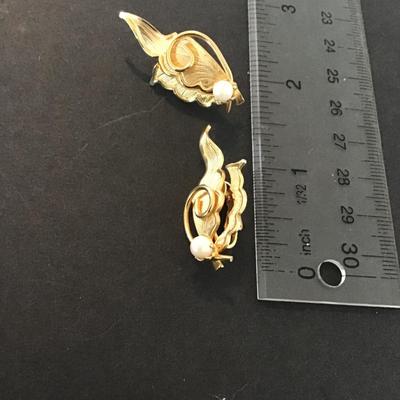 Sale Photo Thumbnail #43: Vintage gold tone clip on earrings with faux pearls please see attached pictures