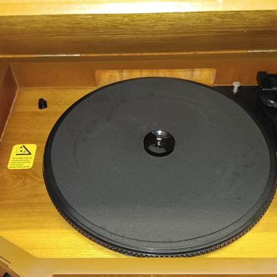 LOT 194: Emerson NR303TT 4-in-1 Heritage Home Audio System