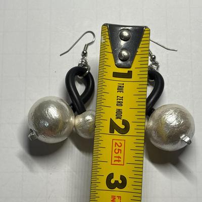Groovy pearl-look earrings