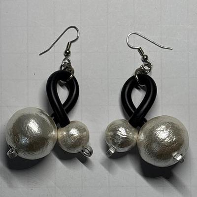 Groovy pearl-look earrings