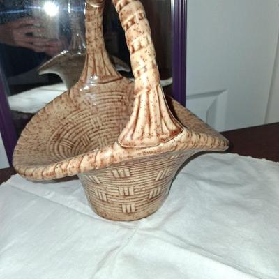 Sale Photo Thumbnail #40: Gorgeous large Byron Molds Basket. Dated 1976