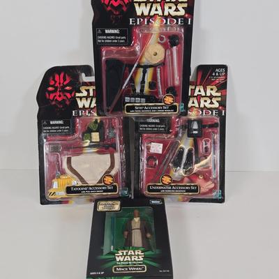 LOT 134: Star Wars: The Power of the Force Episode I Sneak Preview Mace Windu Action Figure, Sith Accessory Set, Tatooine Accessory Set...