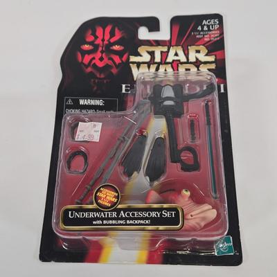 LOT 134: Star Wars: The Power of the Force Episode I Sneak Preview Mace Windu Action Figure, Sith Accessory Set, Tatooine Accessory Set...
