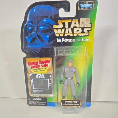 LOT 141: Kenner Star Wars: The Power of the Force R2-D2, Dengar, Ugnaughts, and Captain Piett Action Figures