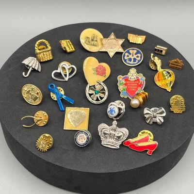 LOT 187J: Assorted Pins