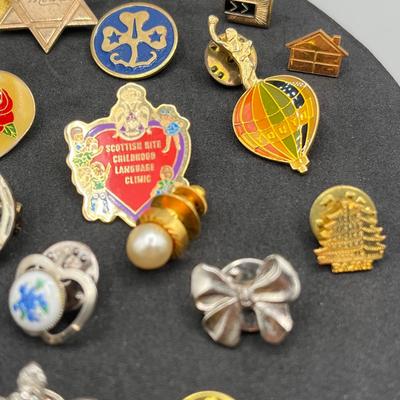 LOT 187J: Assorted Pins