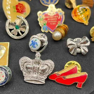 LOT 187J: Assorted Pins