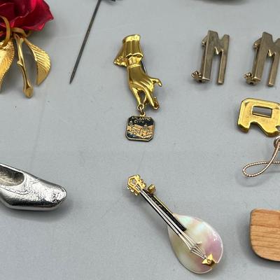 LOT 194J: Vintage Pin/Brooch Collection