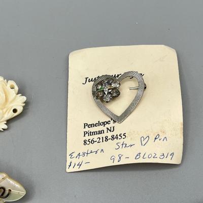 LOT 194J: Vintage Pin/Brooch Collection