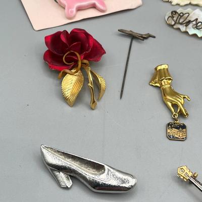 LOT 194J: Vintage Pin/Brooch Collection