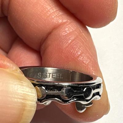 Stainless steel crown ring (size 6)