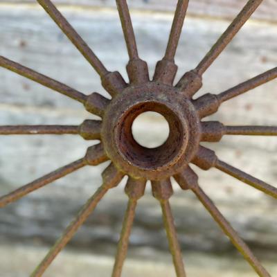 Antique Iron Wagon Wheel – Farm / Rustic Yard & Wall Décor