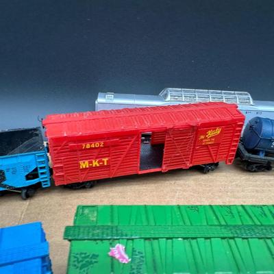 Vintage HO Scale Model Train Lot – Locomotives, Freight Cars, Track & Power Packs. HO Scamm