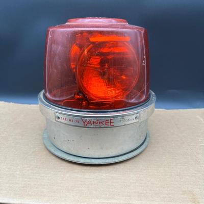 Vintage Yankee Red Rotating Warning Beacon Light – SAE W3-75 – Industrial / Emergency