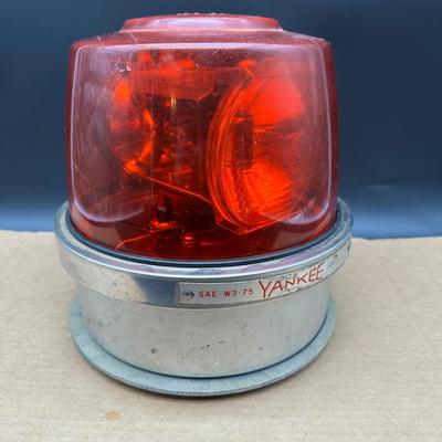 Vintage Yankee Red Rotating Warning Beacon Light – SAE W3-75 – Industrial / Emergency