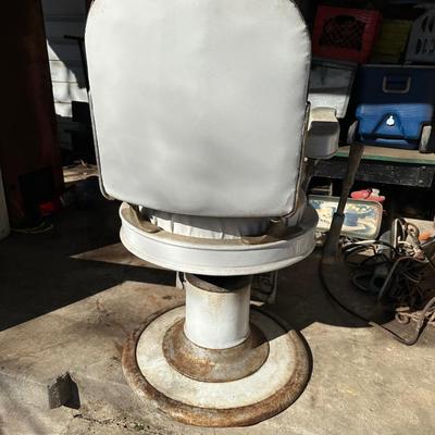 Early 1900’s Antique Cast-Iron Barber Chair w/ Footrest – The Dazey Company – Industrial Barber Shop Chair