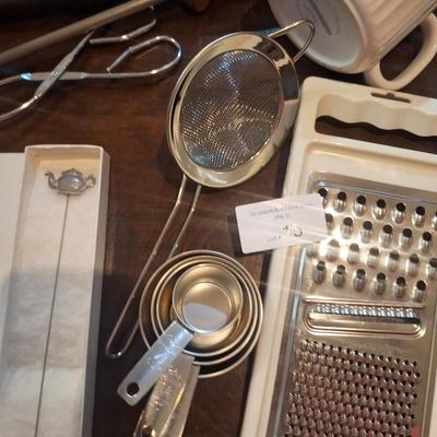 mixed lot of kithcen items. Cheese grater, cake tester, pot holders etc See photos