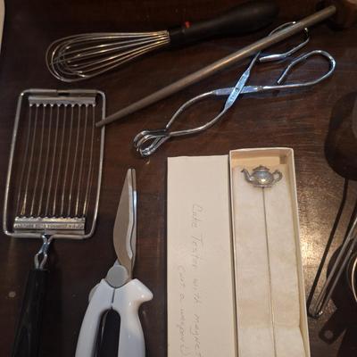 mixed lot of kithcen items. Cheese grater, cake tester, pot holders etc See photos