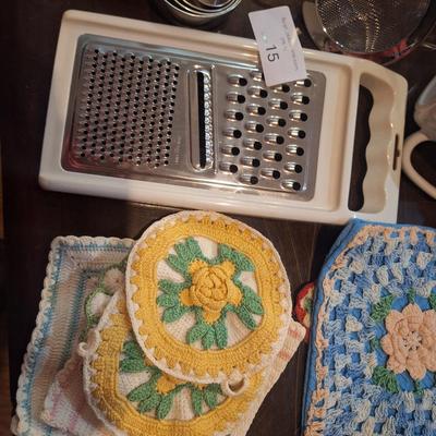 mixed lot of kithcen items. Cheese grater, cake tester, pot holders etc See photos
