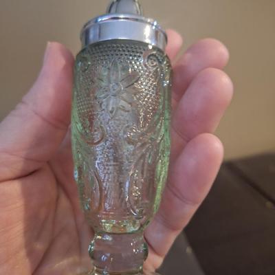 vintage Indiana Glass Tiara Sandwish salt shaker chantilly green (NO GLOW)