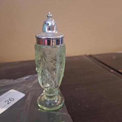vintage Indiana Glass Tiara Sandwish salt shaker chantilly green (NO GLOW)