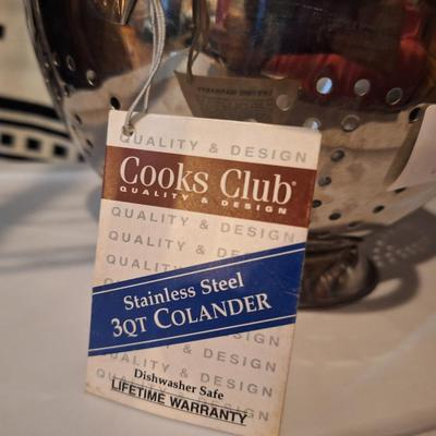 Cooks Club Stainless Steel 3 Quart Colander.