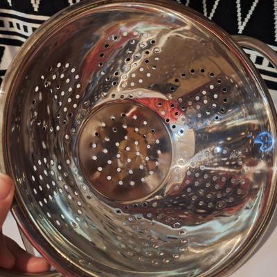 Cooks Club Stainless Steel 3 Quart Colander.