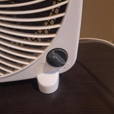 Living Solutions 9-inch box fan. Perfect for small space.