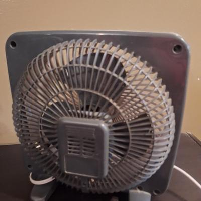 Living Solutions 9-inch box fan. Perfect for small space.