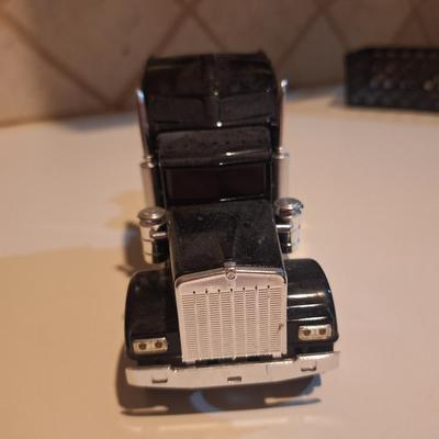 1:32 scale diecast Kenworth sleeper truck
