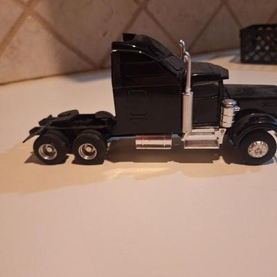 1:32 scale diecast Kenworth sleeper truck