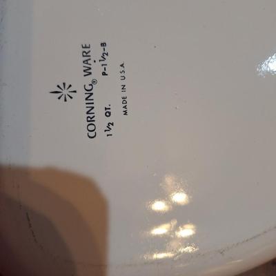 Corning Ware Blue Cornflower 1.5 qt casserole dish with a clear glass lid. 